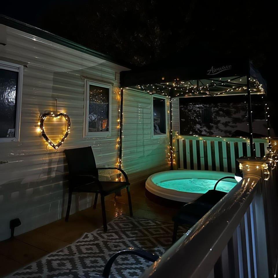 Tattershall Lakes Hot Tub Lodge Breaks Eksteriør bilde